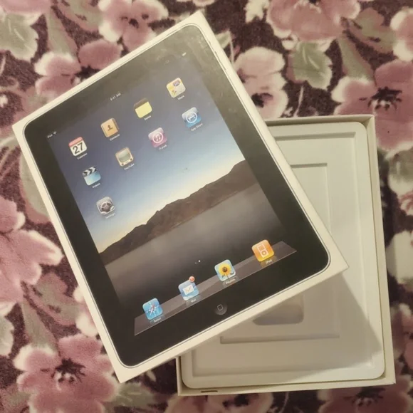 Apple iPad First (1st) Generation Gen (Preowned) 32GB, Wi-Fi w/Many Accessories!